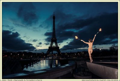 Nude Tour Eiffel
