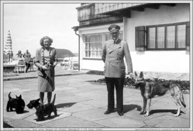 Hitler Eva Blondi Berghof 1942-0614
